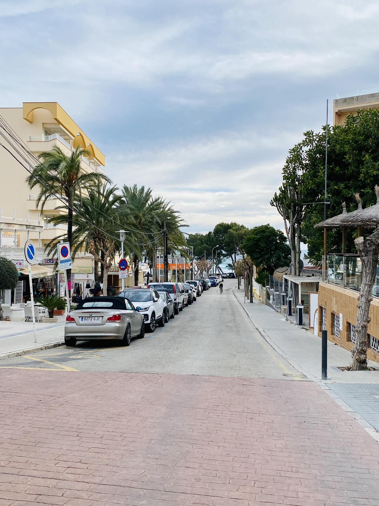 Baustelle an Promenade, geschlossene Hotels, Hunde am Strand: So ruhig geht es derzeit noch in Peguera zu