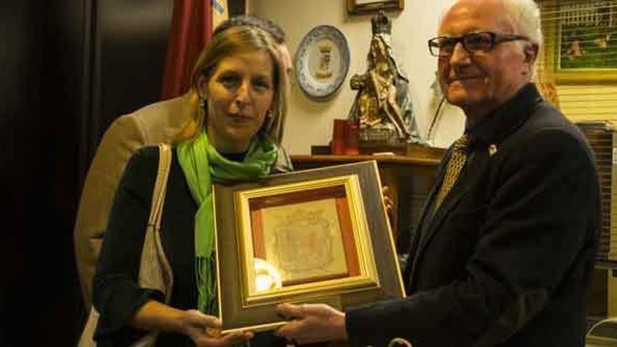 La alcaldesa de Roales, Berna Miguel, recibe el premio por su labor política y social.