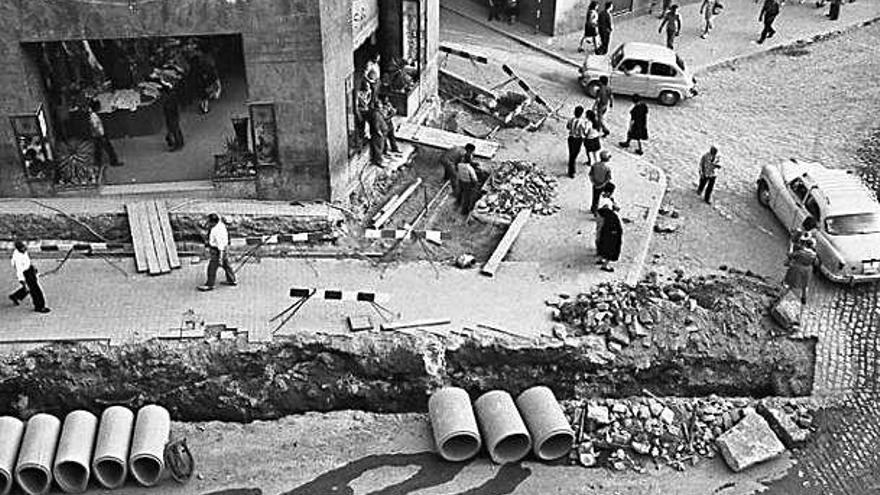 Obres d&#039;instal·lació de canonades a la Muralla, davant de can Jorba