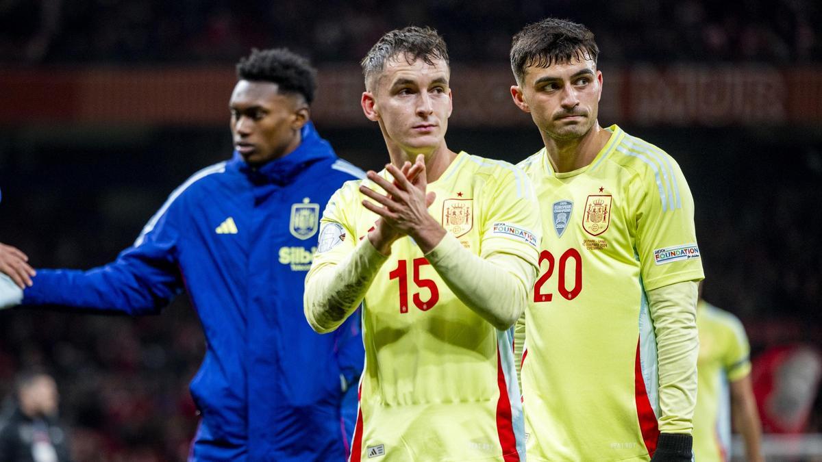 Casadó aplaude junto a Pedri a los aficionados españoles que acudieron al Parken de Copenhague