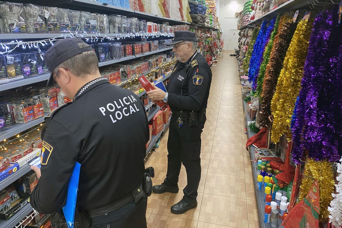 Dos agentes de la Policía Local, en una inspección de productos navideños