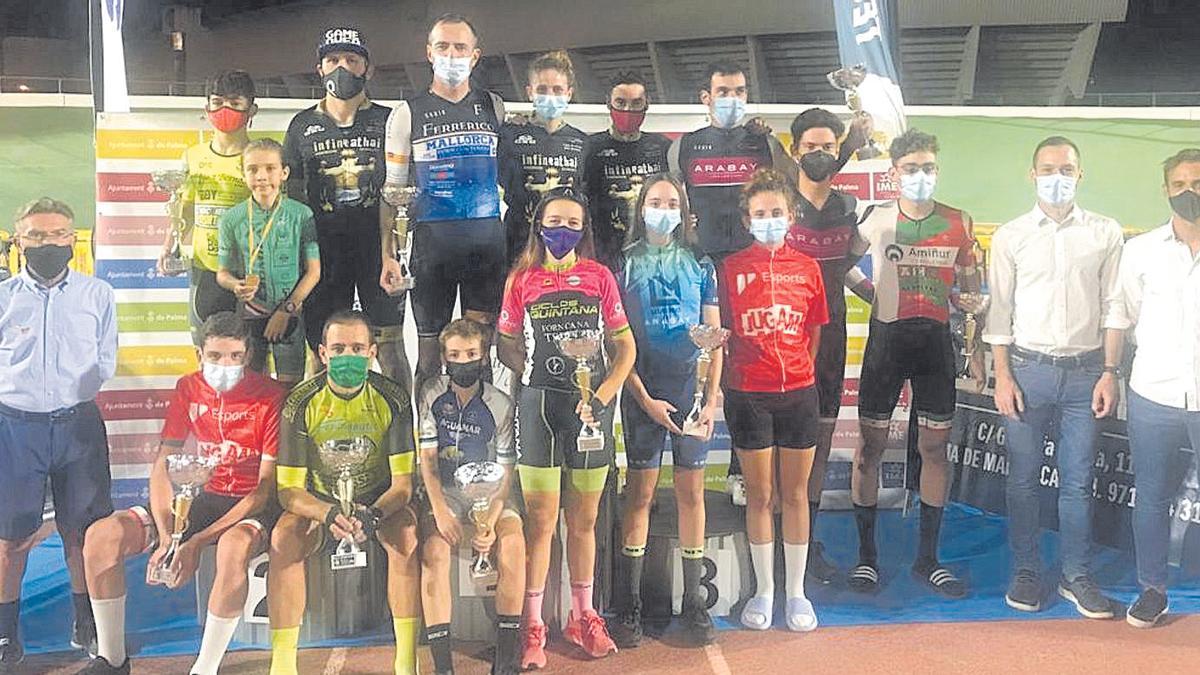 Imagen de los ganadores de las distintas categorías tras las carreras celebradas el jueves.