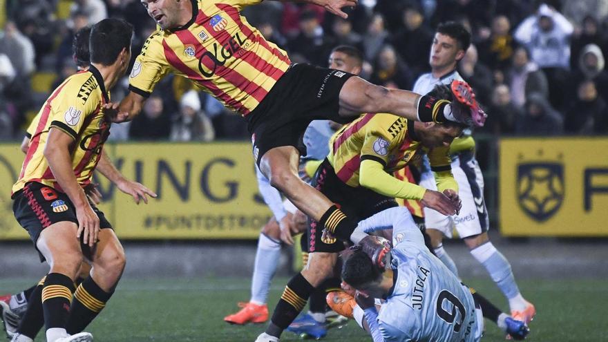 Jutglá pelea con varios
contrarios por un balón. 
|  LOF