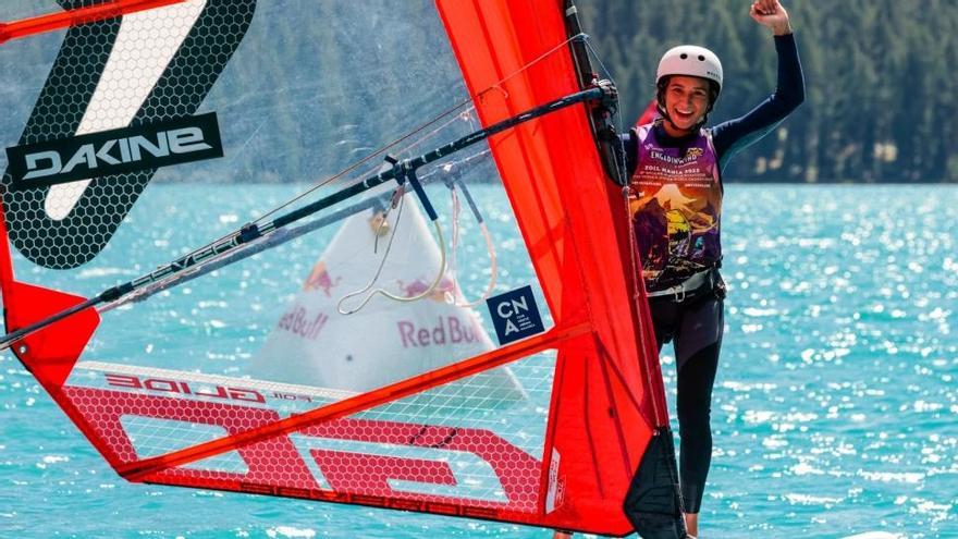 Ariadna Patiño saluda desde su tabla tras la última regata en el lago Silvaplana