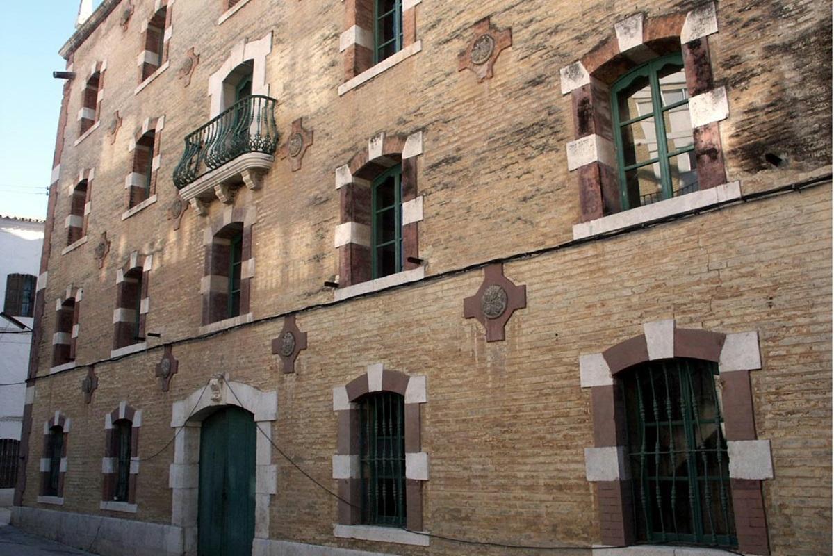 Fachada del edificio de La Alianza, icono del patrimonio industrial de Puente Genil.