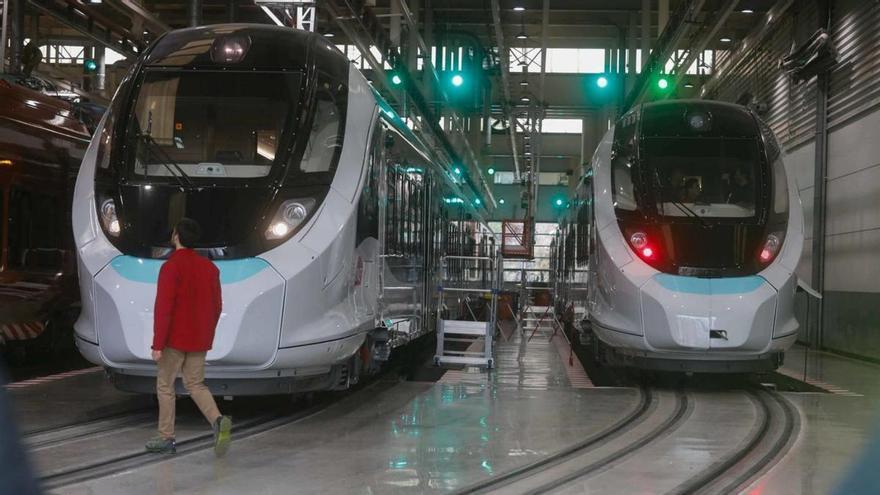 Trenes de cercanías, en la fábrica de CAF del País Vasco.
