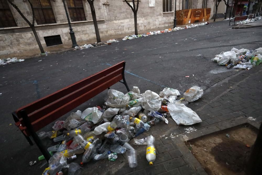 Orines y vandalismo en la Lonja tras una verbena