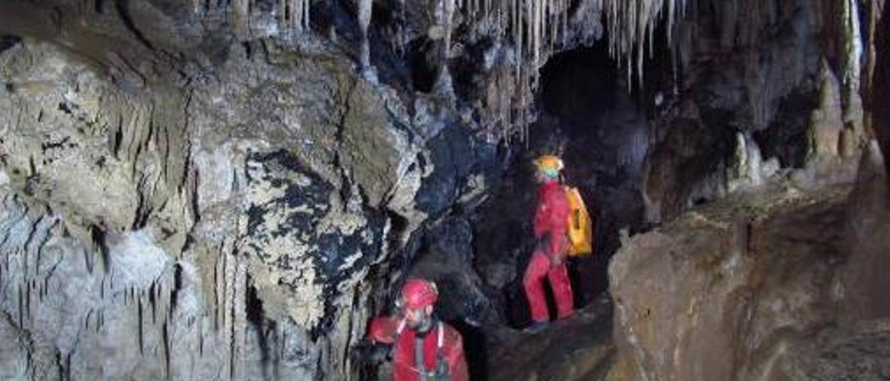 Dos espeleólogos, en la cueva del Frailín de Camplengu.