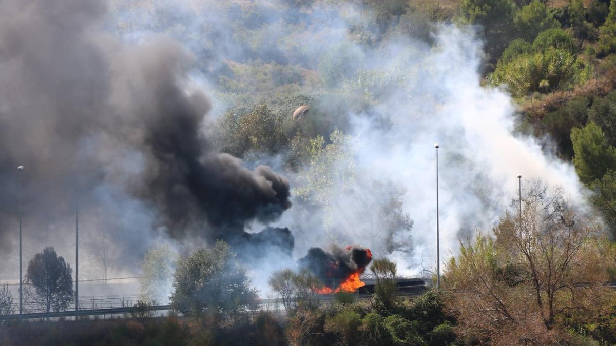 Imagen del camión incendiado el 24 de septiembre de 2019 en la C-16 con humo y llamas alrededor.