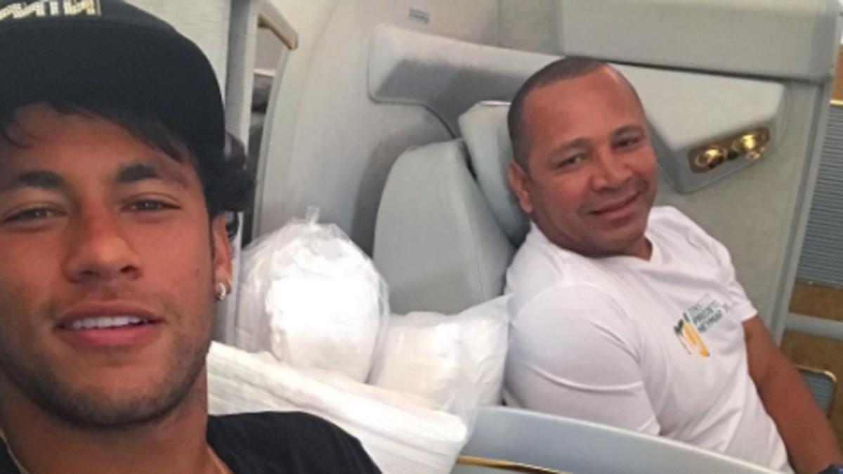 Neymar, junto a su padre en un avión