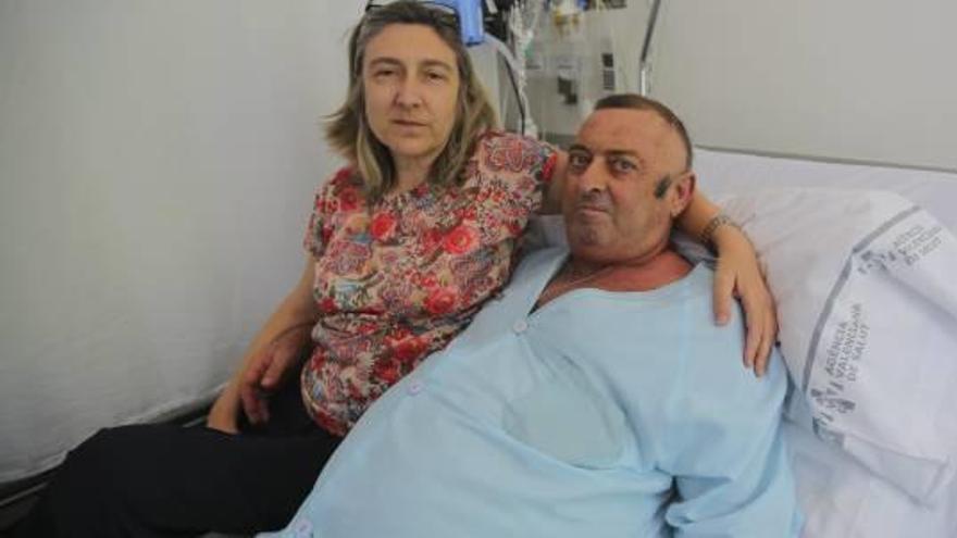 Kati Vila y su marido, Antonio F. Marí, en la habitación del área de oncología donde el enfermo permanece ingresado.