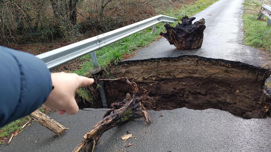 Ames busca involucrar a Augas para reparar la carretera hundida en Piñeiro hace meses