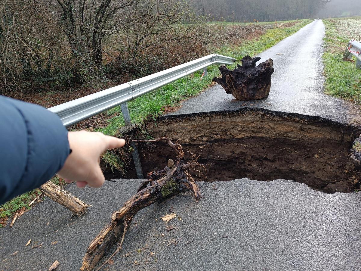 El tramo viario inutilizado por el socavón en Piñeiro, Ames