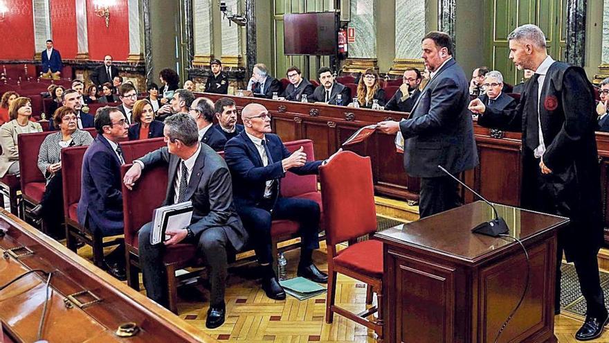 Romeva y Junqueras intercambian unos papeles en presencia de su abogado, Amdreu Van de Eynde.