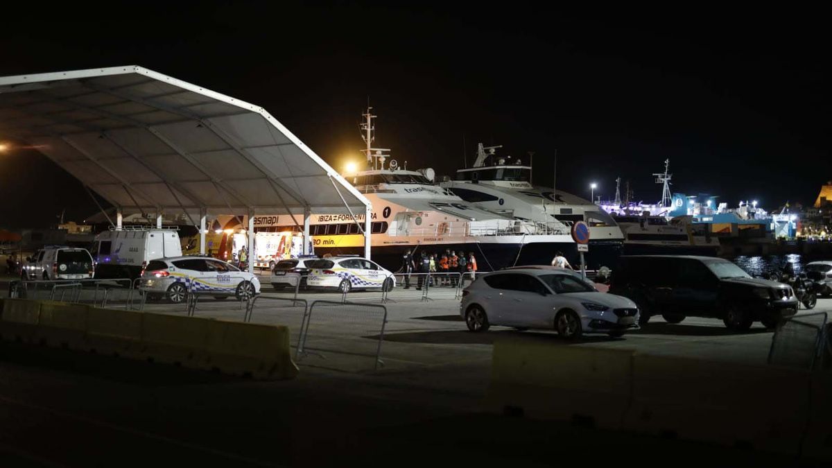 Un ferry choca contra un islote en Ibiza