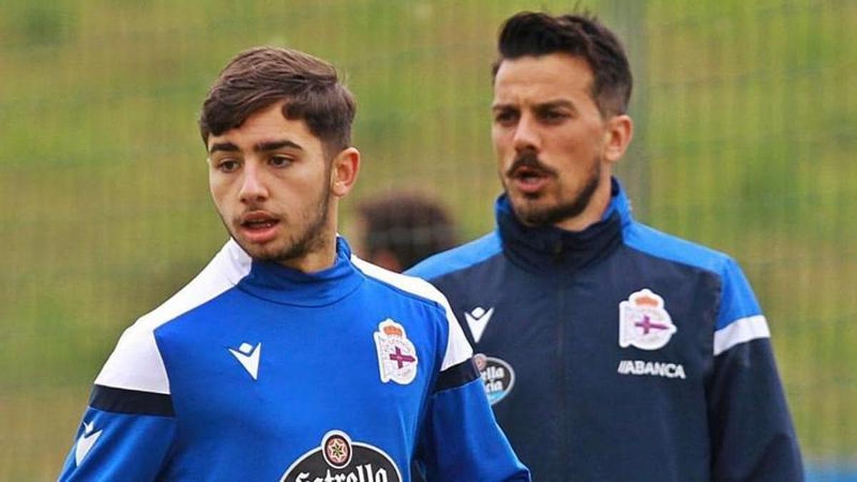 Yeremay Hernández, a la izquierda, recibe órdenes de Rubén de la Barrera en un entrenamiento en Abegondo.