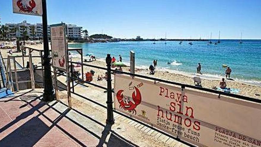 La playa de Santa Eulària, la única en toda la isla en la que está prohibido fumar