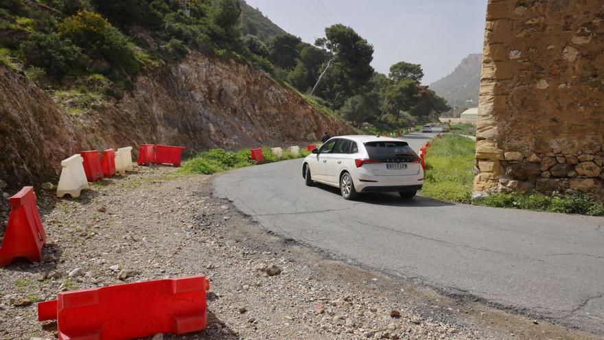 Un vehículo pasa por la carretera que une Navantia con el Faro Rojo, cuyas obras se retomarán en breve.