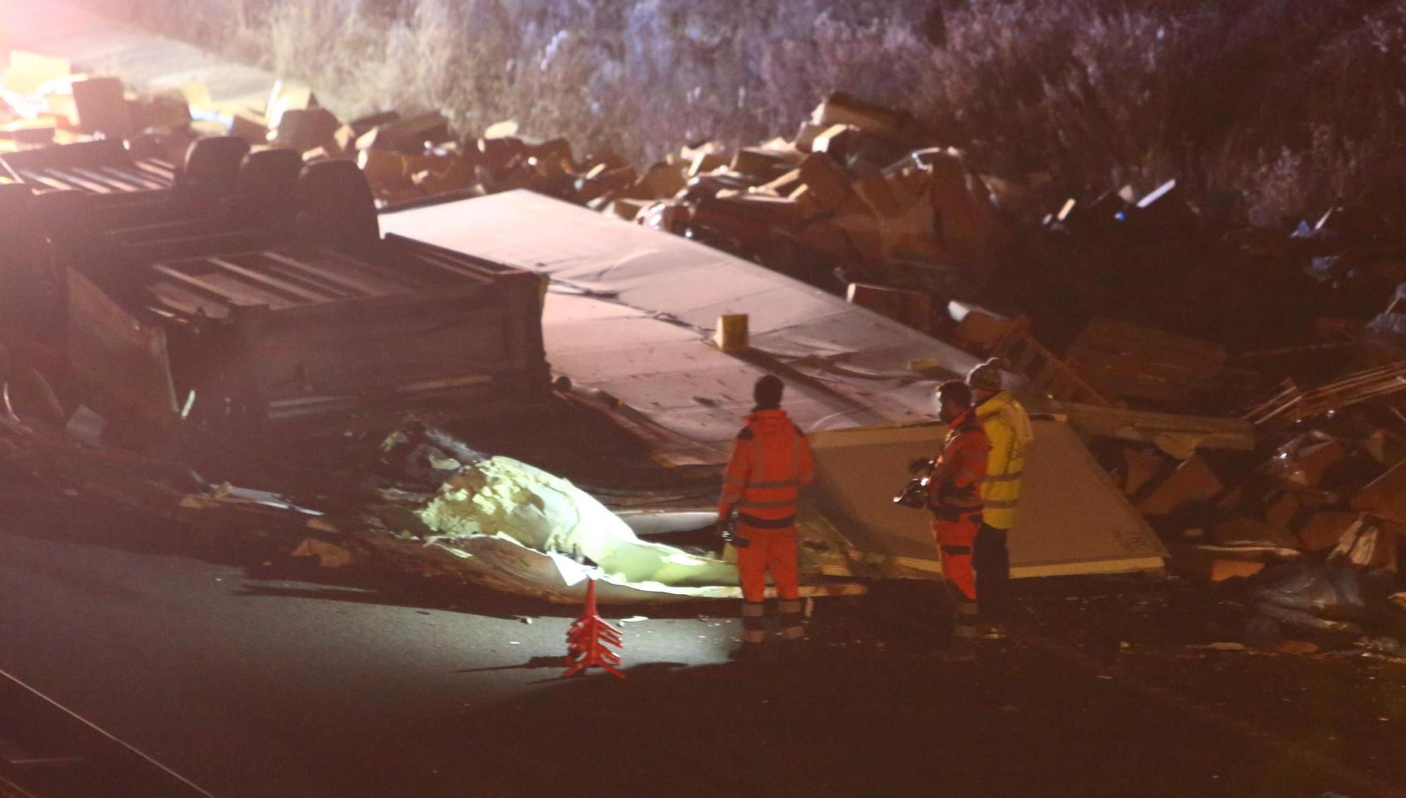 Fallece una persona tras colisionar el turismo que conducía contra un camión en la A-6 en Camponaraya (León)