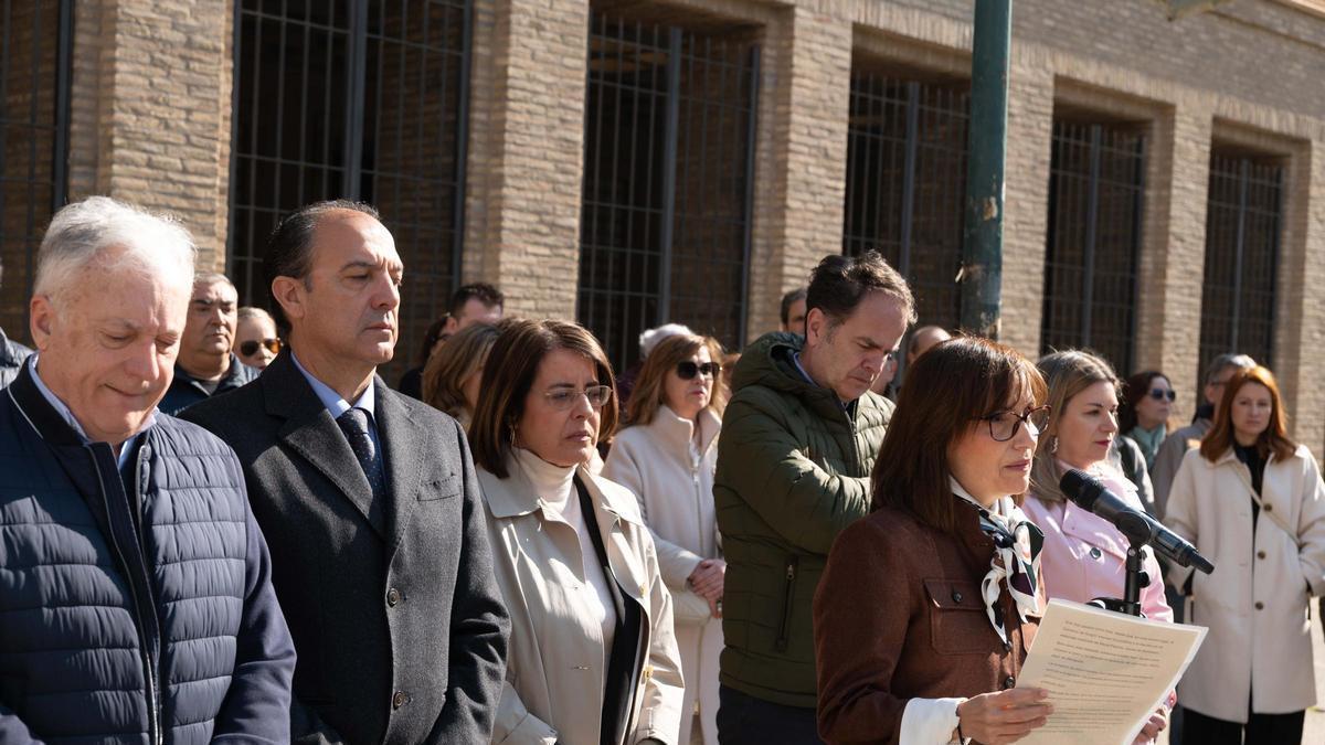 La concentración de repulsa por el asesinato machista, que ha tenido lugar este domingo a las puertas del Gobierno de Aragón
