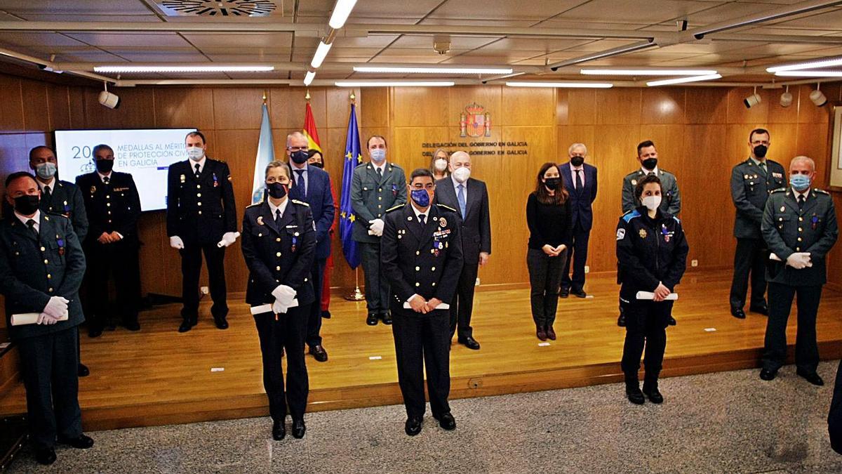 Acto de entrega de las medallas a nueve agentes de Protección Civil ayer en A Coruña.   | // CABALAR