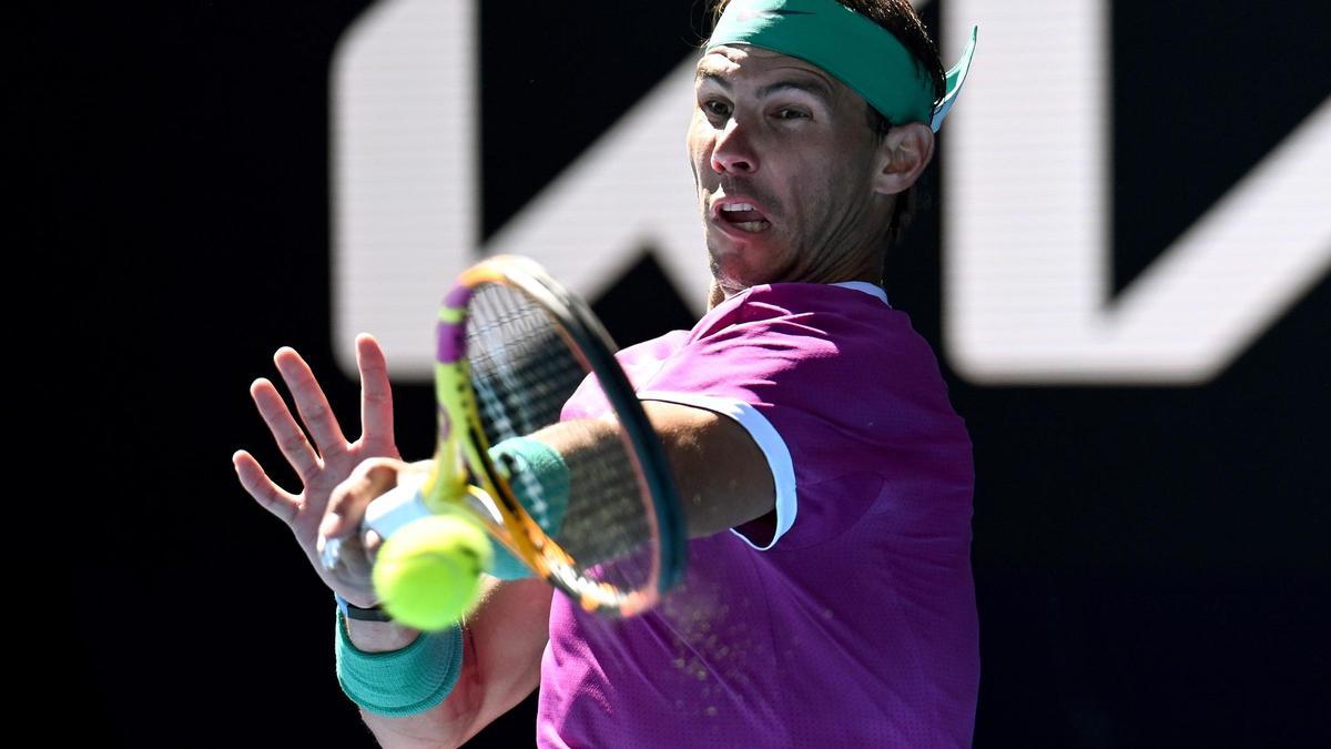 Nadal golpea la pelota en su partido de segunda ronda ante el alemán Hanfmann.