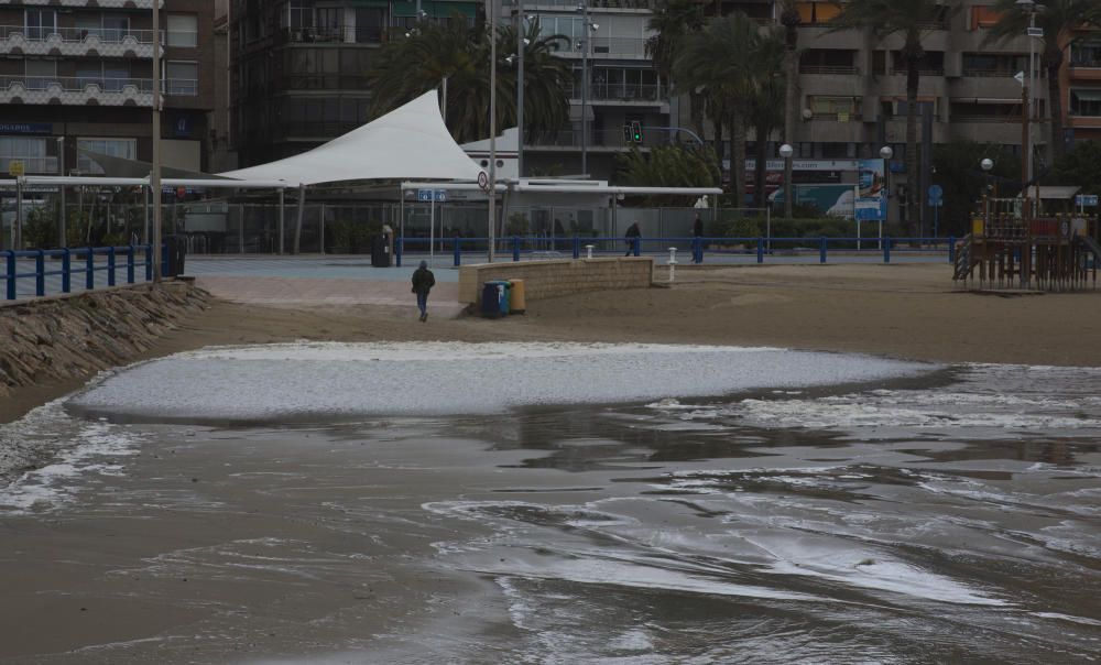 Temporal en la playa de San Juan y en la del Postiguet