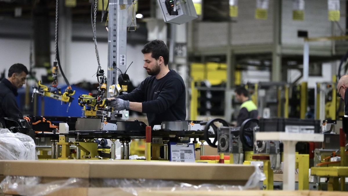 Trabajadores de la industria automotriz Stellantis en la sede de Figueruelas en Zaragoza, en enero.