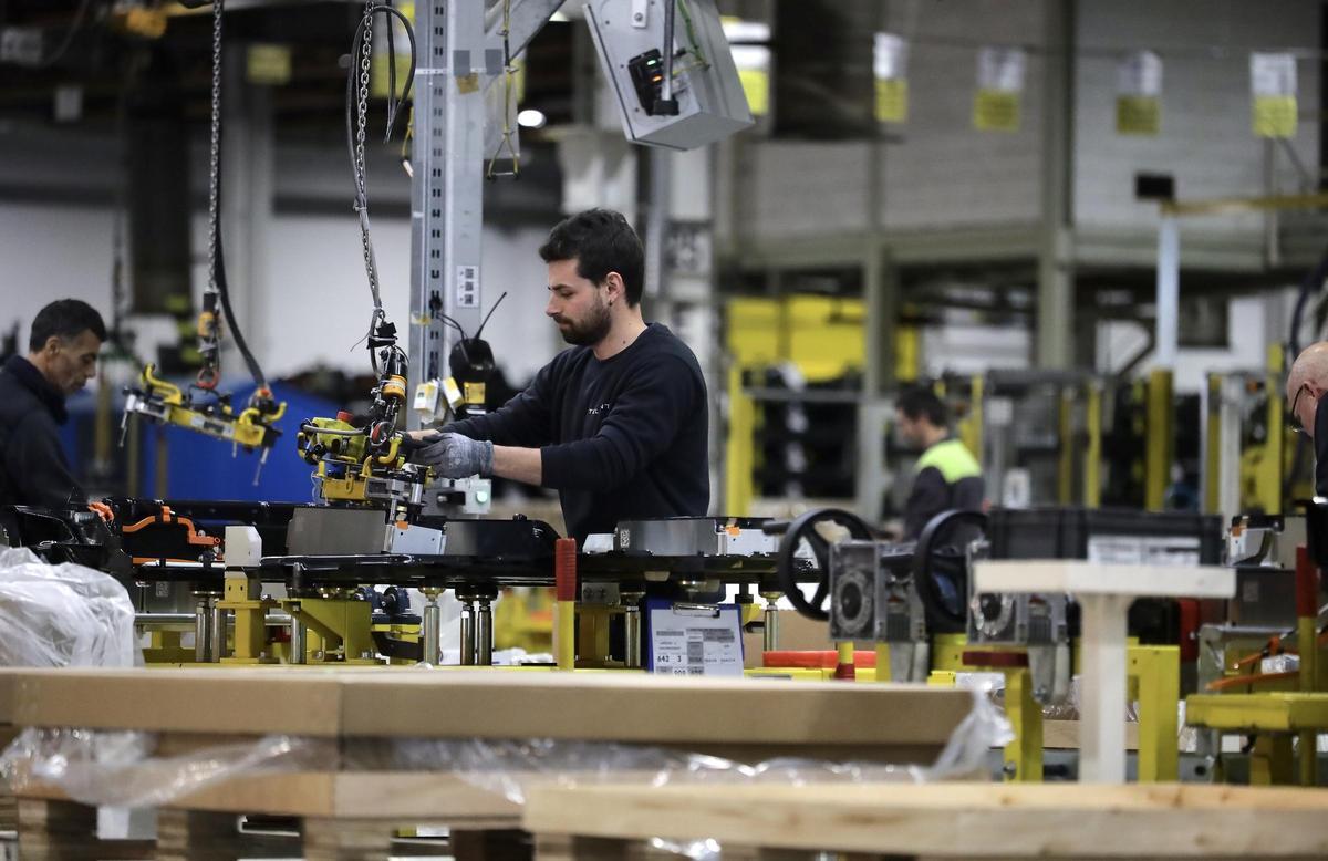 Trabajadores de la industria automotriz Stellantis en la sede de Figueruelas en Zaragoza, en enero.