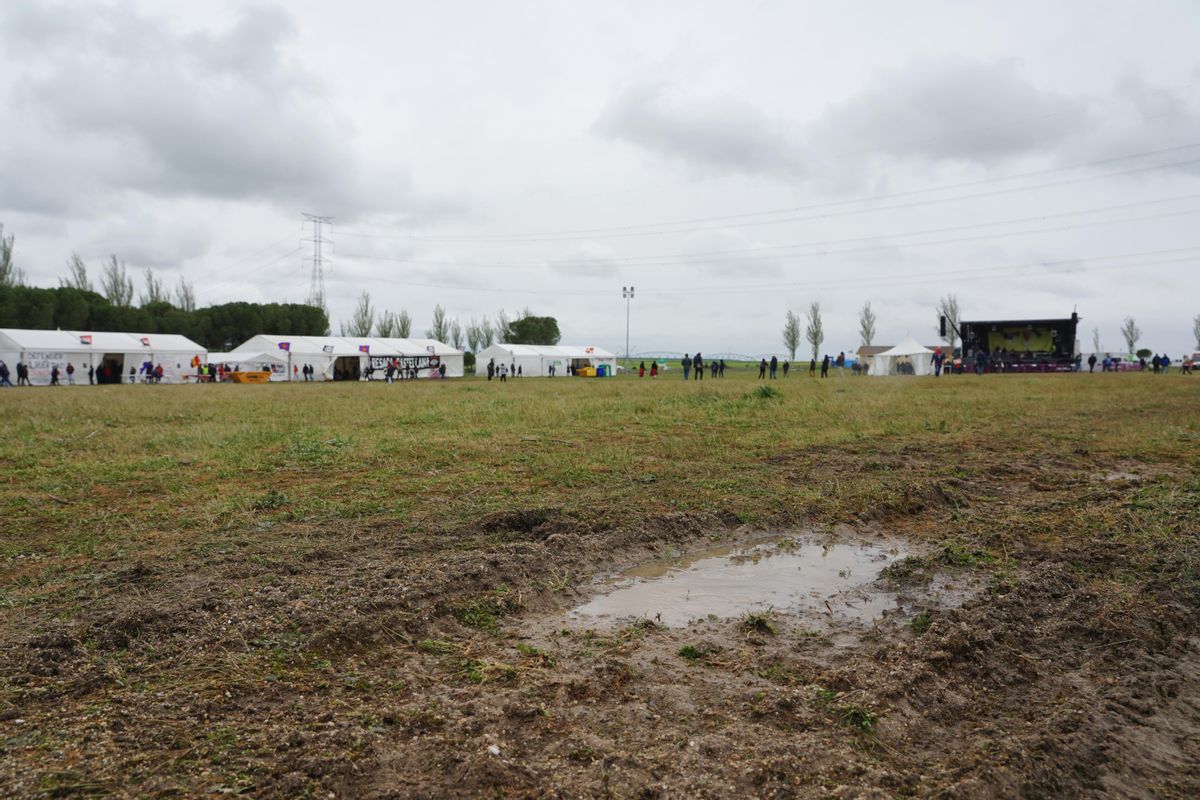 El frío y la lluvia marcan el Día de Castilla y León en Villalar.