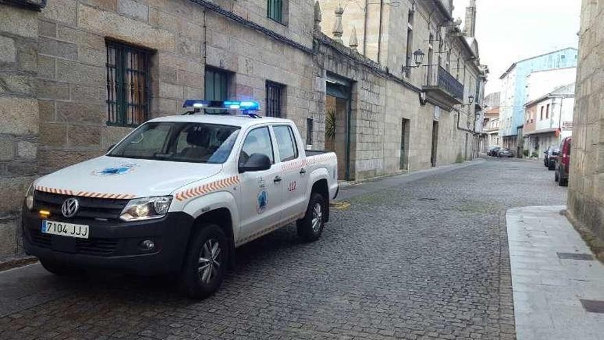 Un vehículo de emergencias, junto a la fachada del asilo. // Fdv