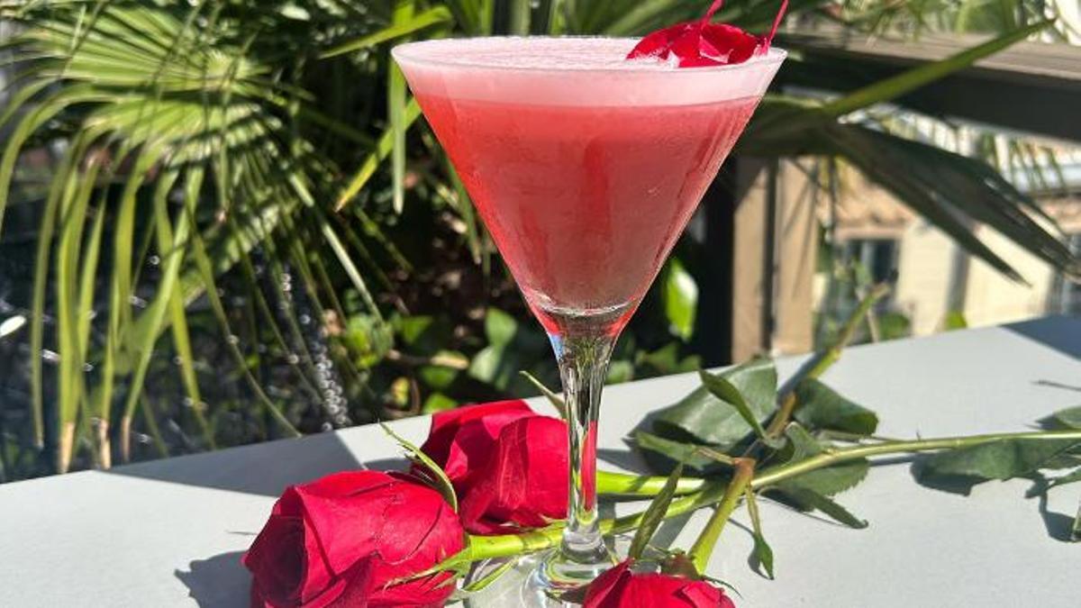Cóctel Malu para Sant Jordi de La Terraza del Claris.