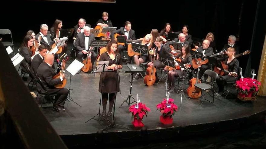 &quot;La Rondalla&quot; honra a Santa Cecilia en el Latorre