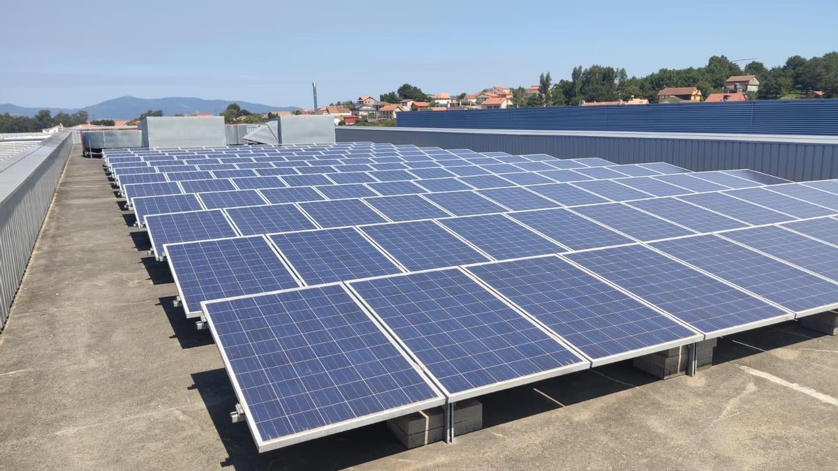 Paneles solares instalados en la cubierta del hospital Álvaro Cunqueiro.