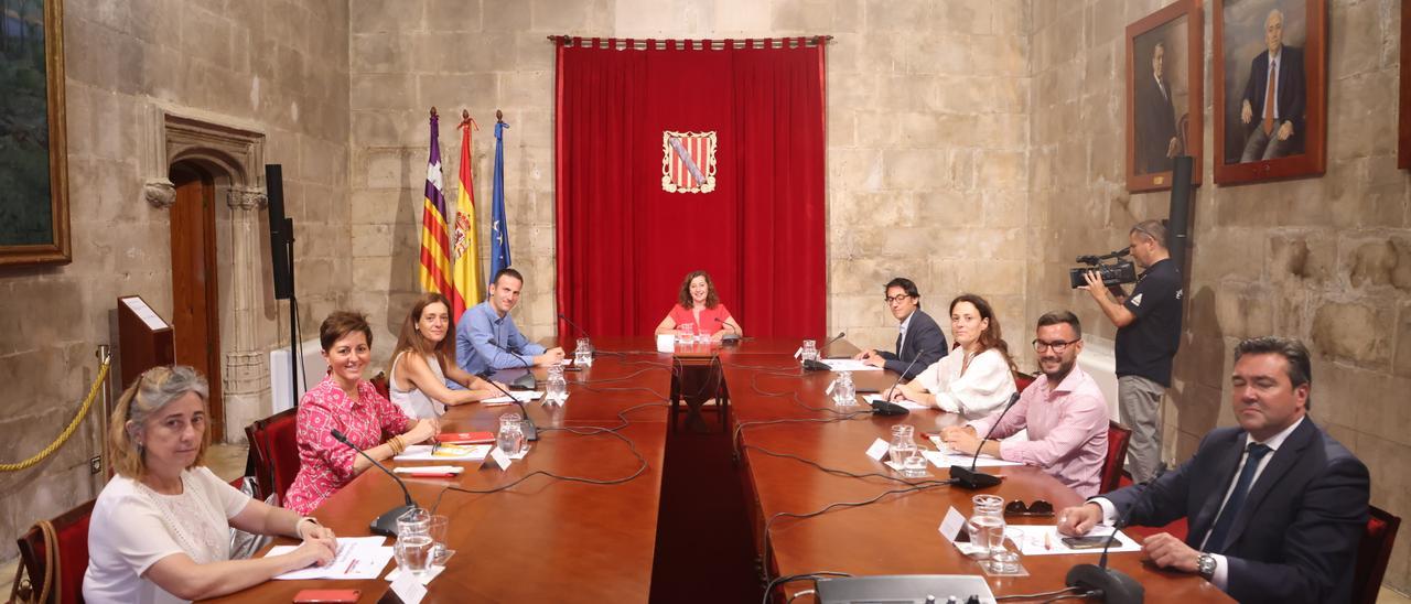 Imagen de la reunión de agentes sociales y Govern sobre los controles laborales