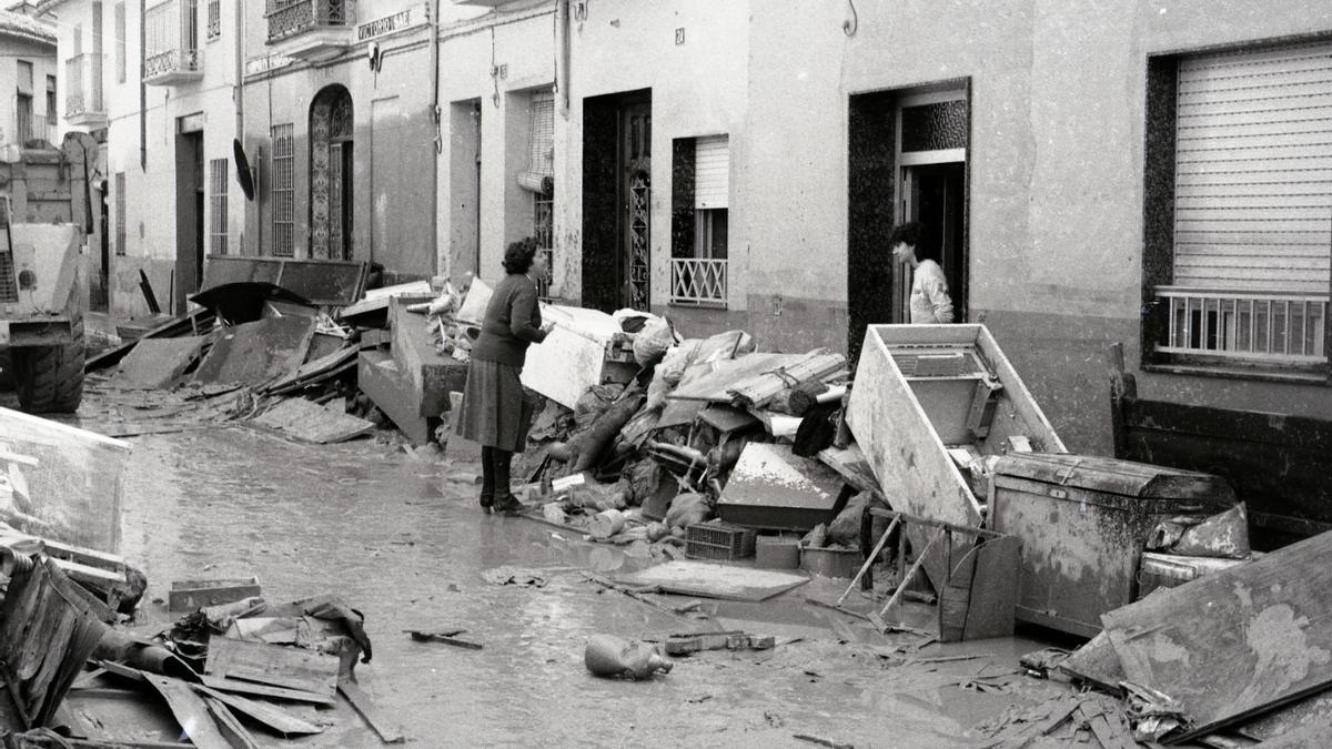 Alzira 1982. Muebles y enseres inutilizados por el agua se amontonan en las calles de Alzira tras las graves inundaciones por la rotura de la presa de Tous en 1982.