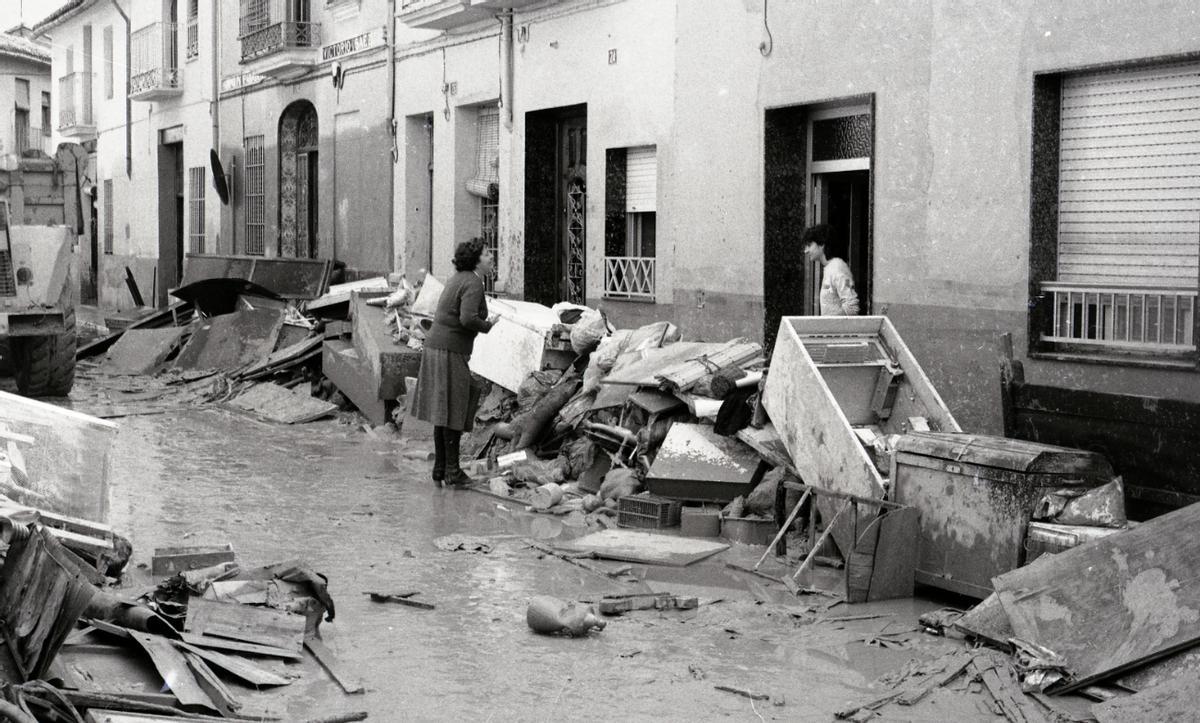 Alzira 1982. Muebles y enseres inutilizados por el agua se amontonan en las calles de Alzira tras las graves inundaciones por la rotura de la presa de Tous en 1982.