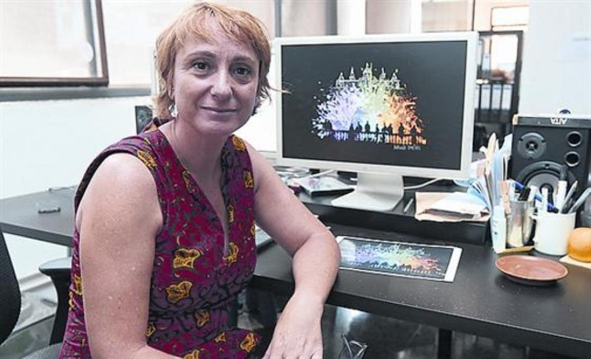 Mariona Omedes, davant de l’ordinador, amb la seva il·lustració. Mariona Omedes, davant de l’ordinador, amb la seva il·lustració.