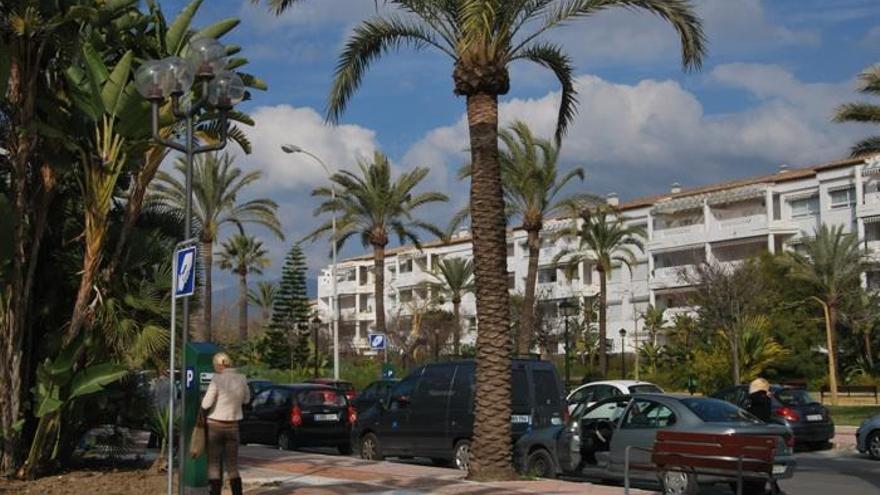 Una usuaria tramita el boleto de estacionamiento en una zona azul de Marbella.