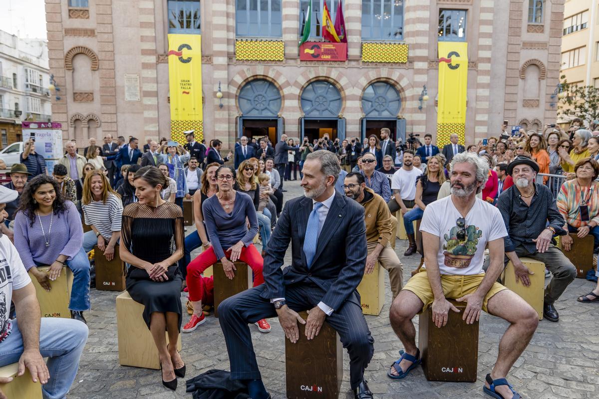 El Rey Felipe VI sorprendió a público y organizadores sentándose a participar en la cajoneada del pasado 27 de marzo en el arranque del Congreso Internacional de la Lengua Española de Cádiz.