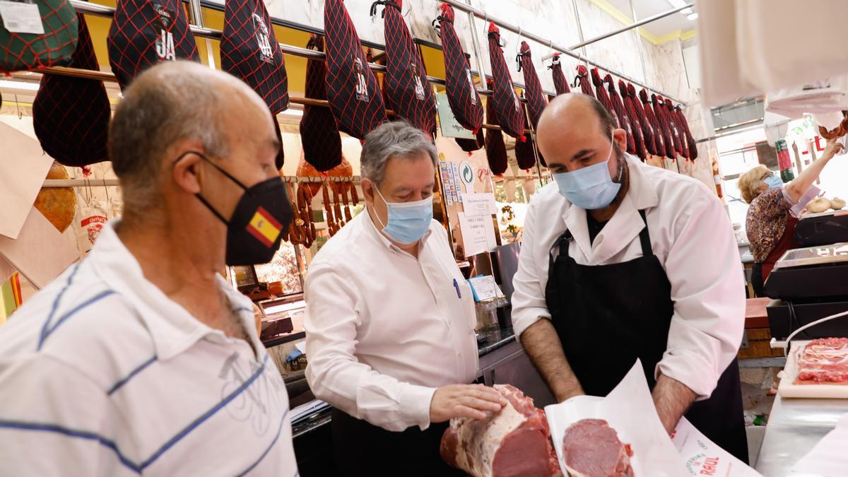 Juan Rivero y Raúl Menéndez en la carnicería Raúl