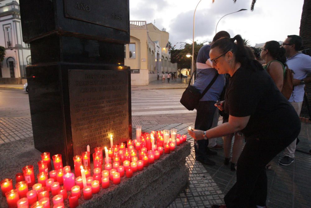 Ciudadanos colocan velas en recuerdo a las víctimas