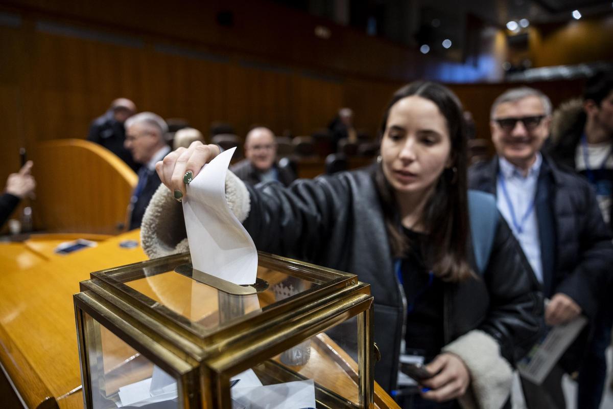 Una ciudadana vota por su favorito durante el debate de El Periódico.