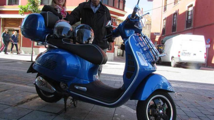 Isabel López y Juan Oliver, en Llanes, ayer, con su Vespa.