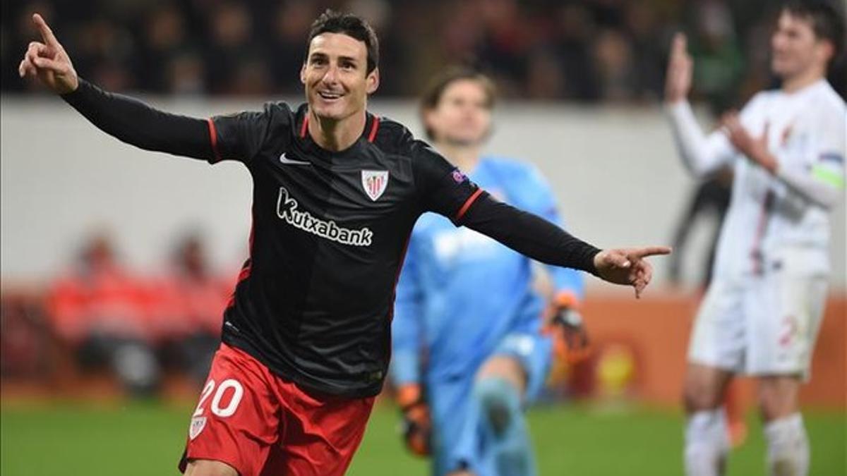 Aduriz celebrando uno de sus goles con el Athletic.