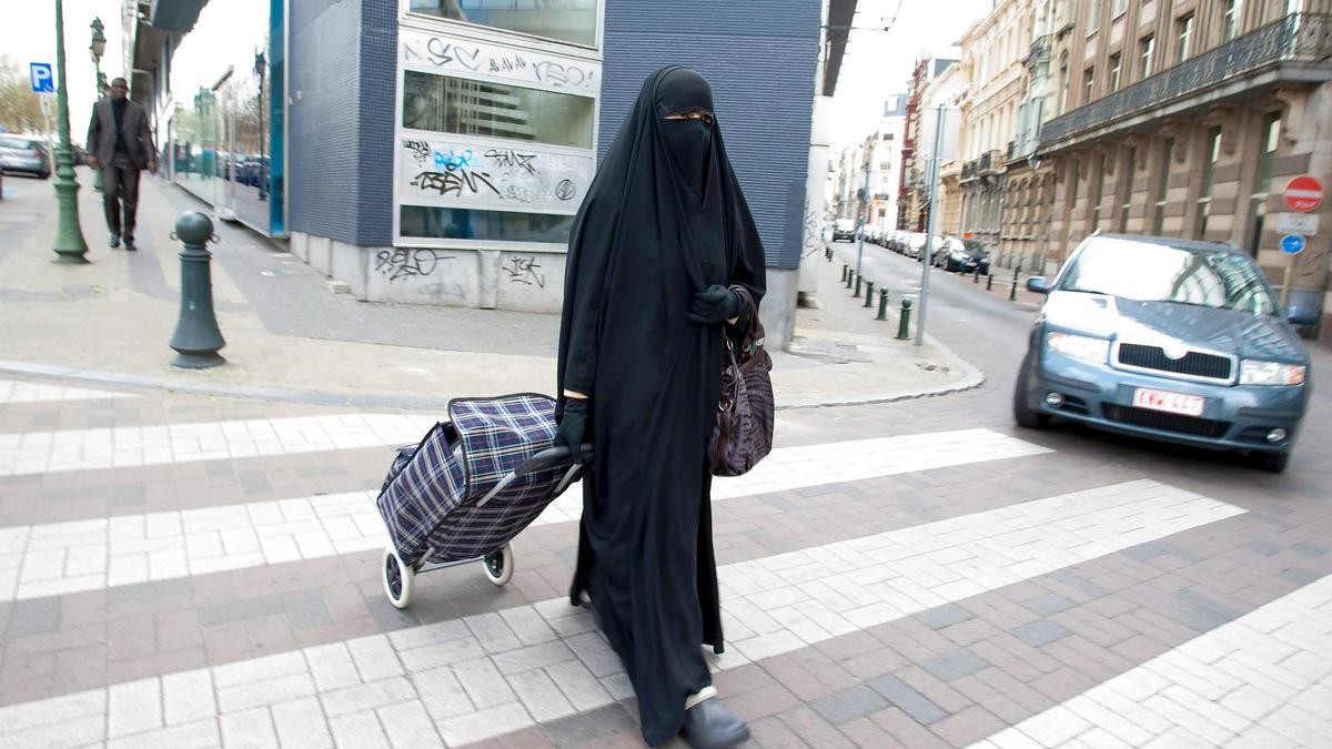 Una mujer vestida con niqab en una calle de Bruselas