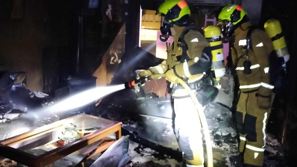 Intervención de los bomberos en el incendio de la vivienda de la calle Lo Reche de Los Montesinos