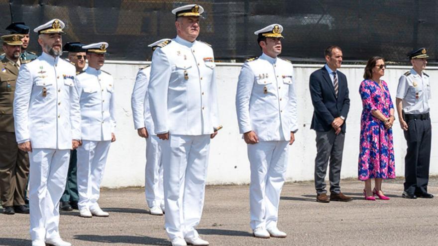 A la izquierda, el nuevo comandante, Díaz-Ripoll, ayer en el traspaso de poderes en Tui.  |  // D.P.