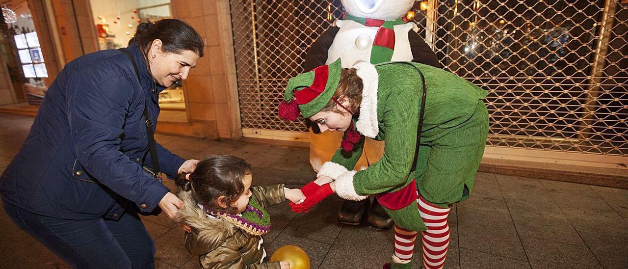 Campaña navideña en A Estrada con elfos y muñecos de nieve por las calles.   | // BERNABÉ/ CRIS M.V.