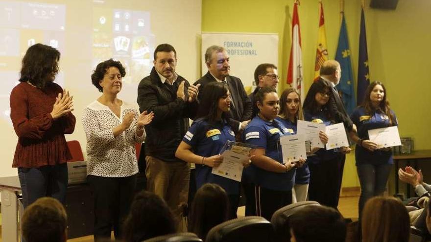 Un grupo de alumnas de FP, con sus diplomas.